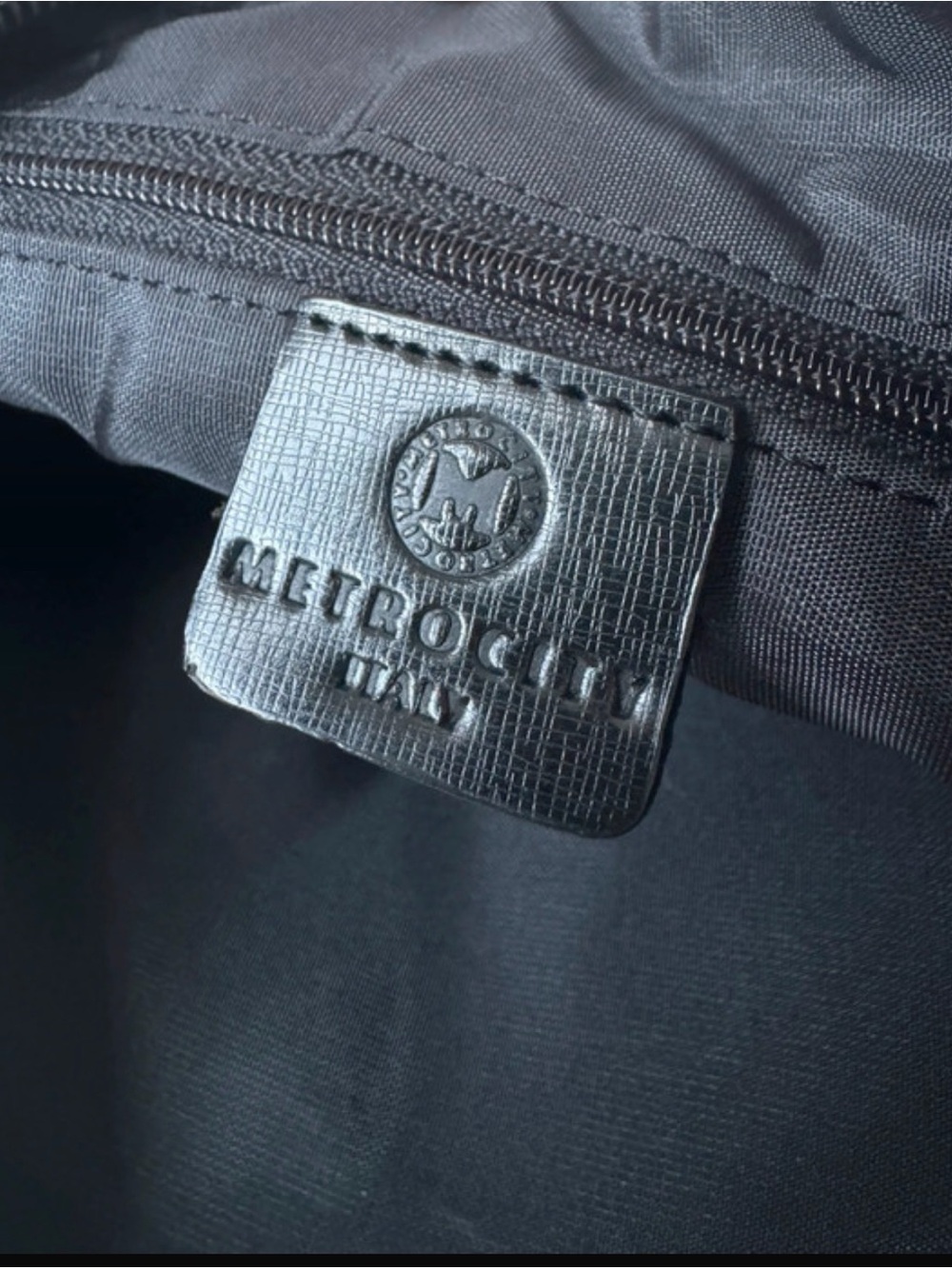 Metrocity Italy monogram shoulder bag - Picture 5 of 10